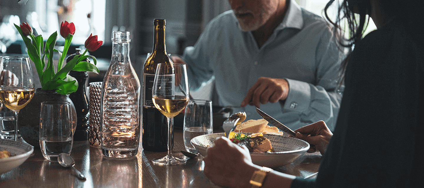 Människor äter middag vid ett runt bord i restaurangen