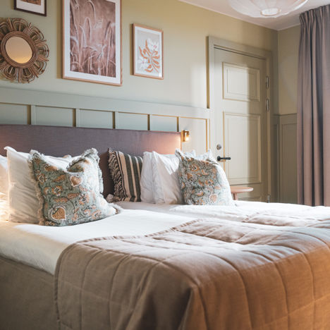 Vackert hotellrum med ljusa färger