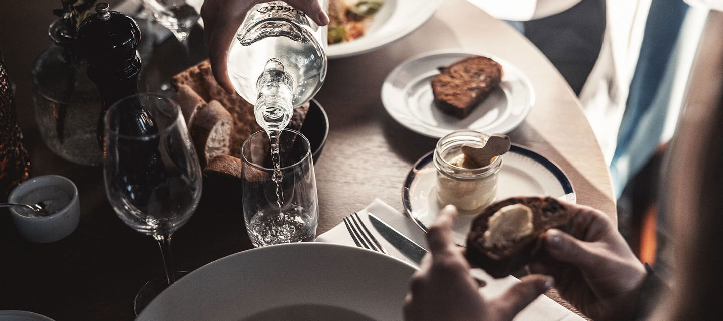 Mat och dryck som serveras i mysig restaurang