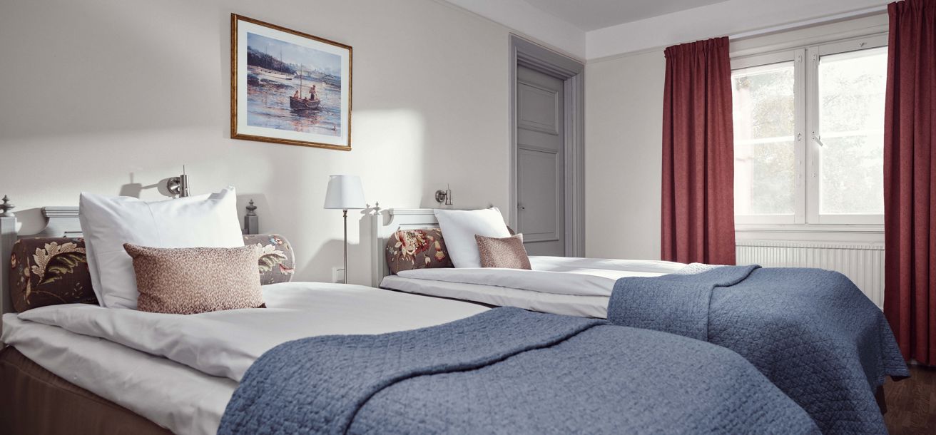 Hotellrum med två enkelsängar