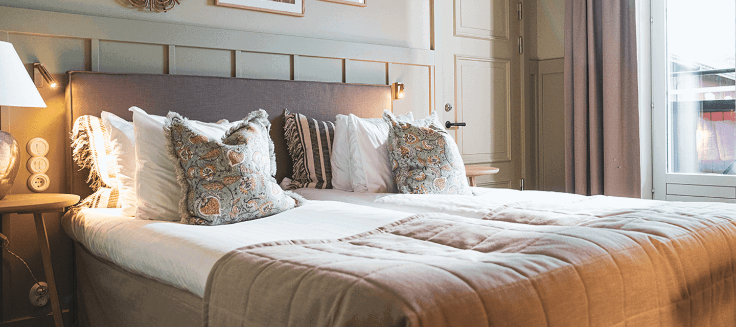 Vackert hotellrum med ljusa färger