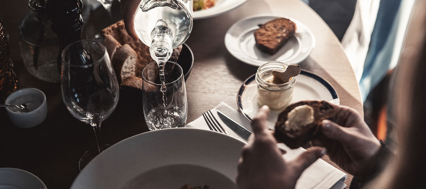 Människor äter middag i restaurangen
