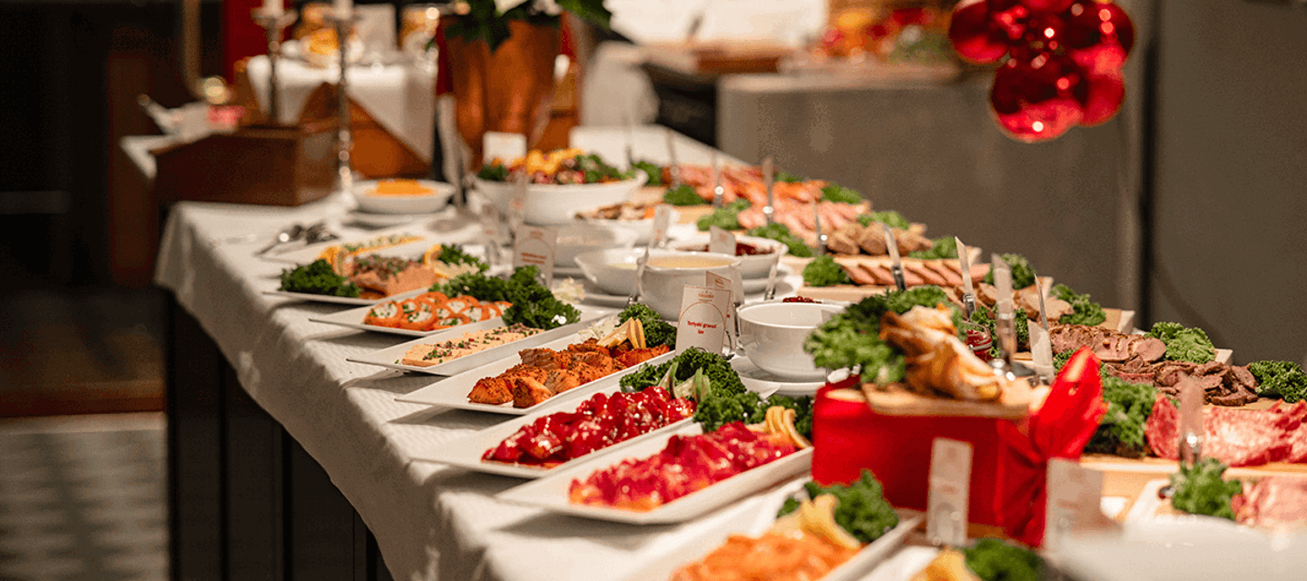 Julbord med varma och kalla klassiker