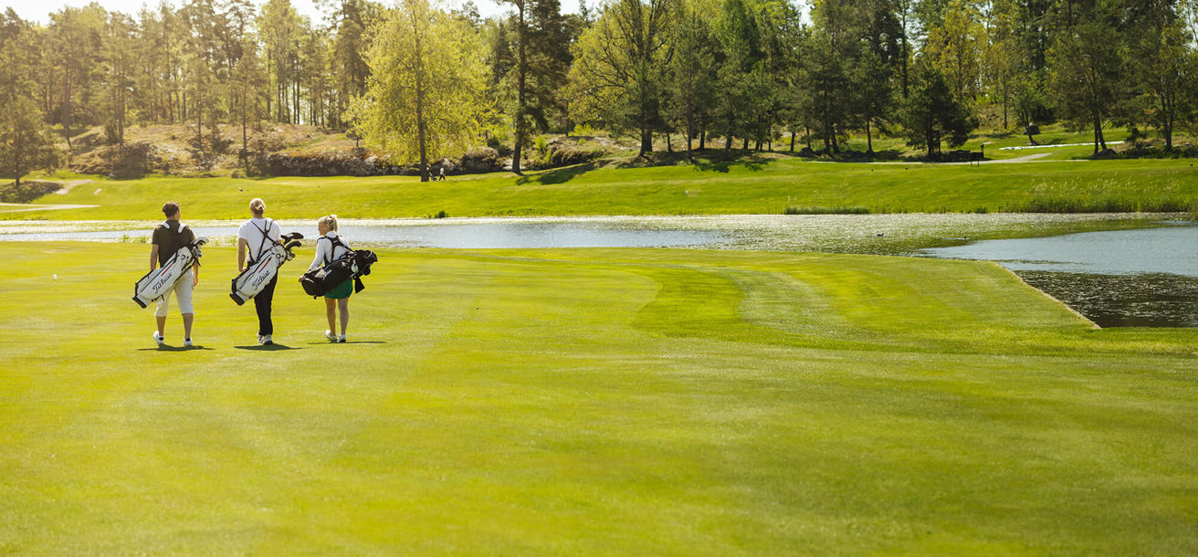 Människor går på golfbana på Värmdö
