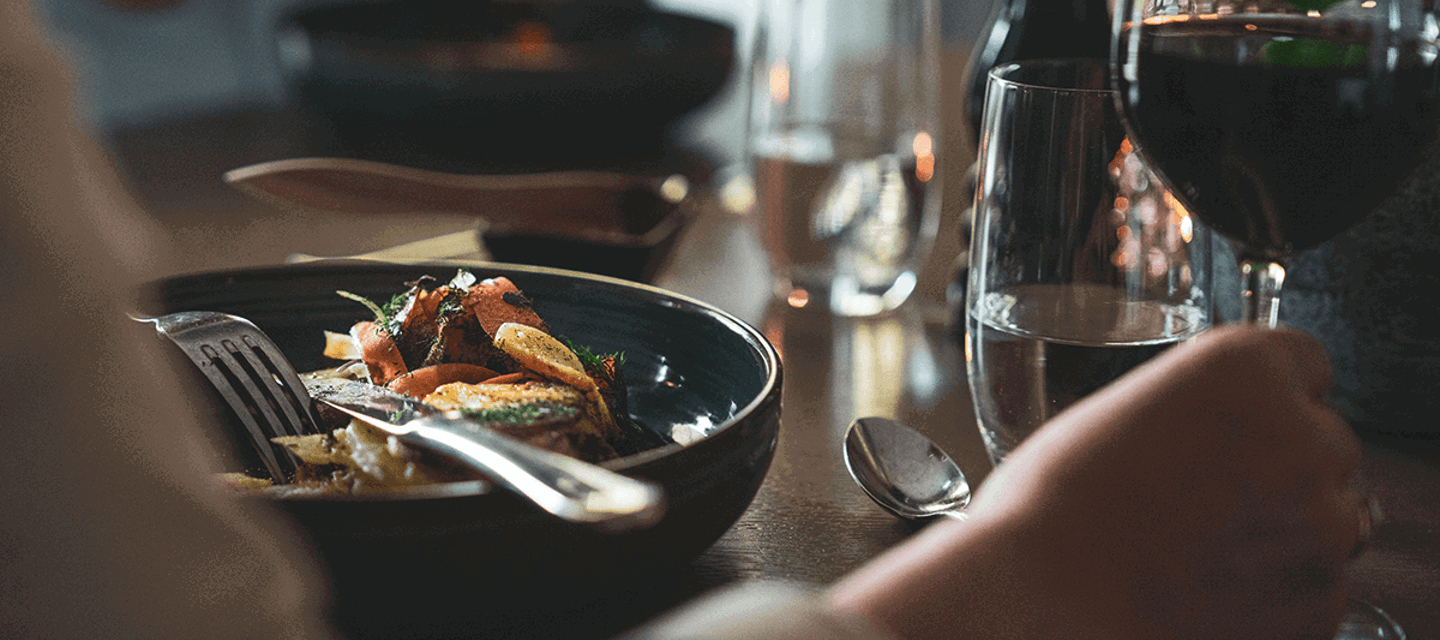 Varmrätt och vin i restaurang