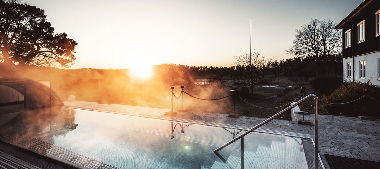 Utsikt över utomhuspool på hösten