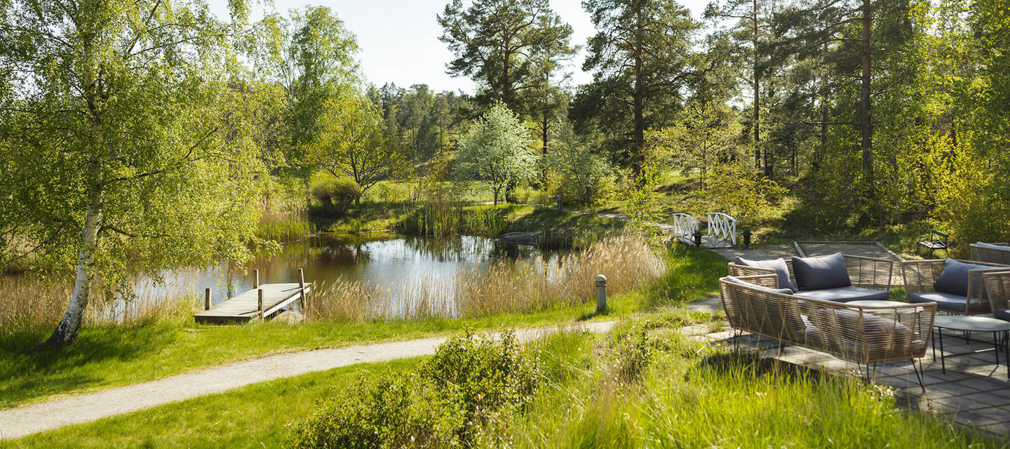 Vacker utomhusmiljö med en liten sjö omringad av grön natur