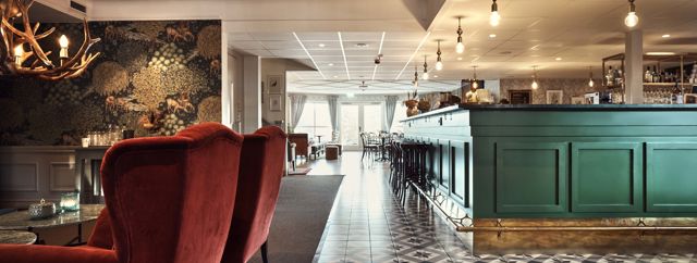 Lobby med välkomnande bar och sköna sittplatser