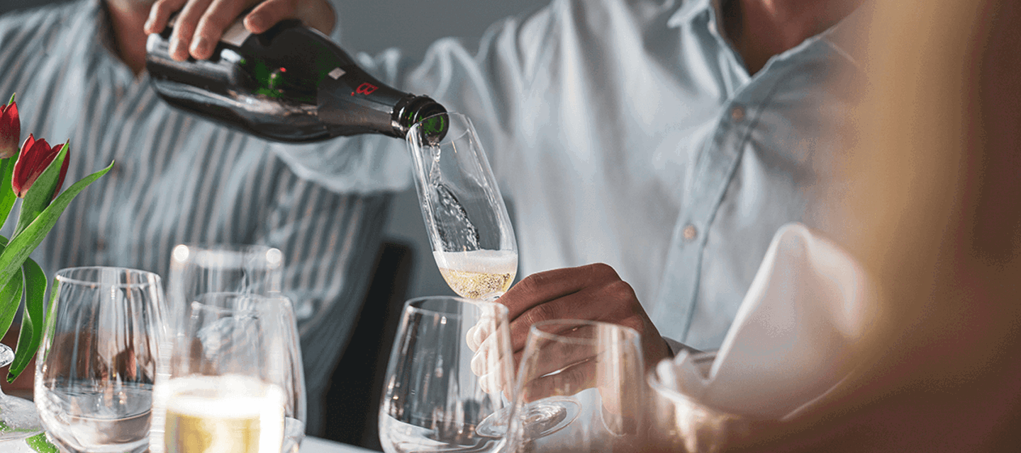Champagne hälls upp i glas