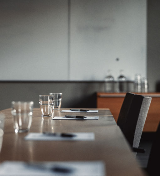 Konferensrum med anteckningsblock och pennor på borden