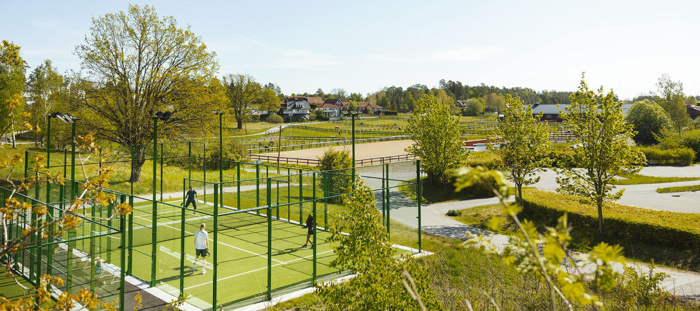 Padelbanor i grönskande omgivningar