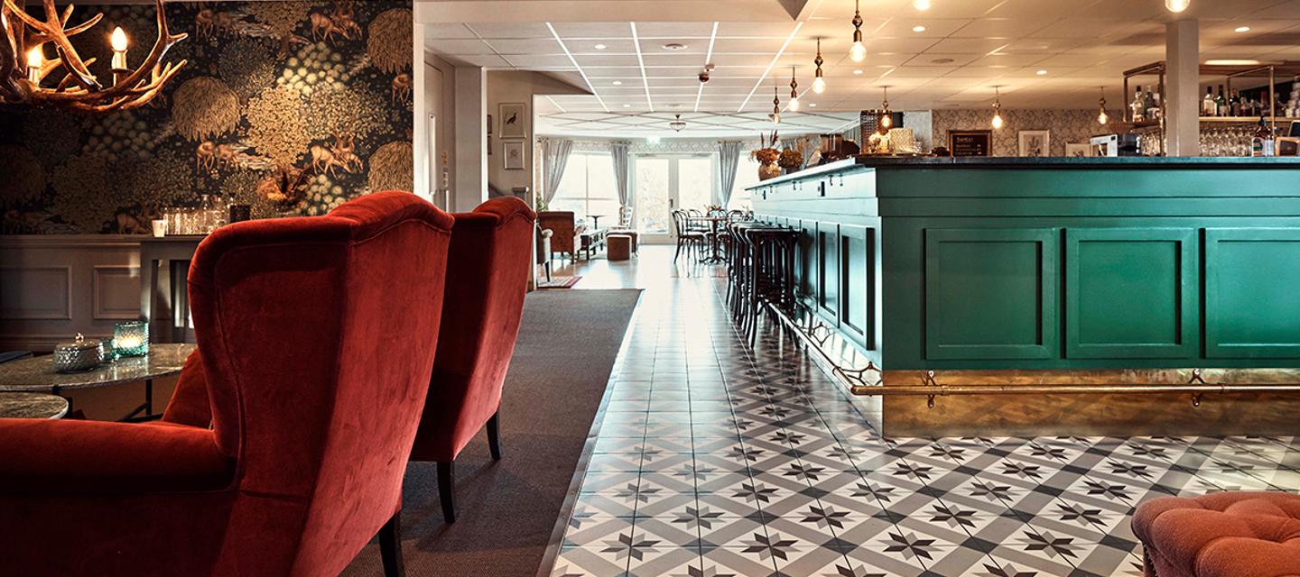 Lobby med bar och sköna röda fåtöljer