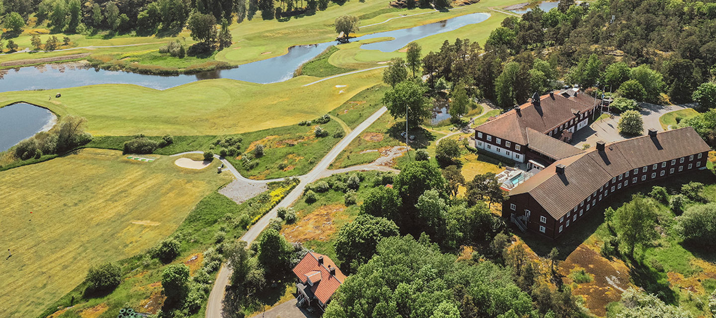 Överblick av hela hotellet och de gröna omgivningarna på Värmdö