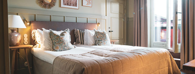 Hotellsovrum i dova färger på Värmdö