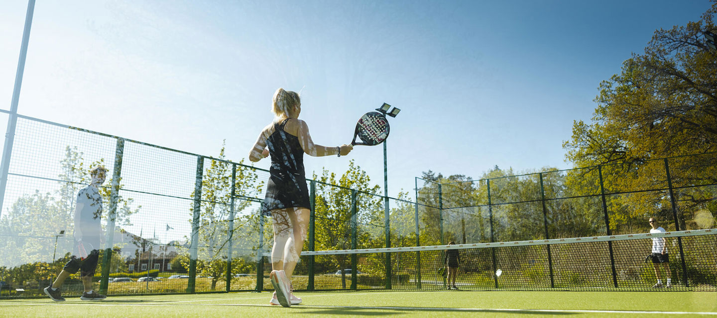 Padelbana utomhus i grönskande miljöer