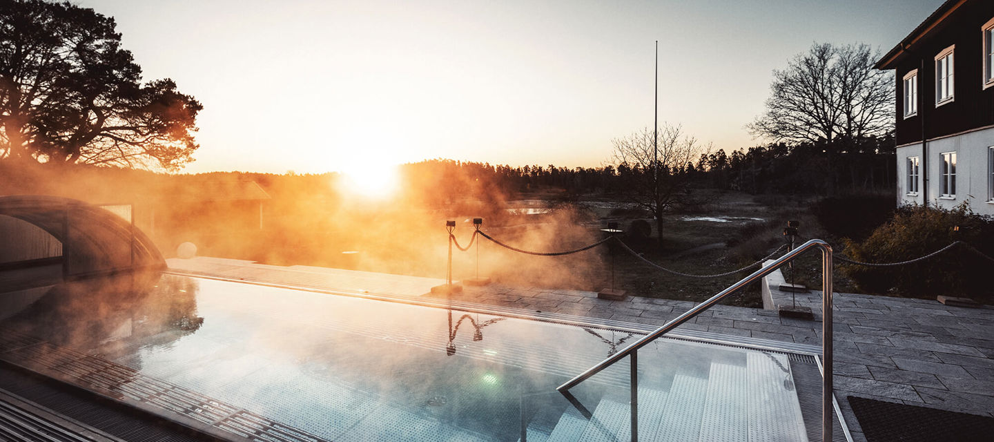 Utsikt över utomhuspool på hösten
